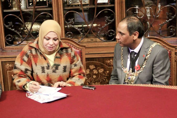 محافظ شيفيلد اللورد طالب حسين متحدثا الى الزميلة ليلى الشافعي