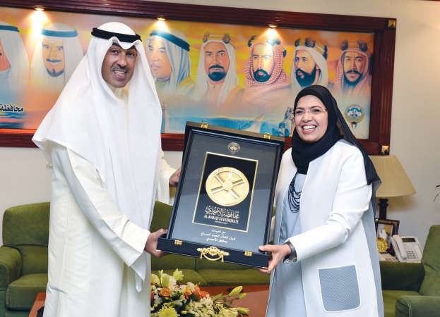 الشيخ فواز الخالد يقدم درعا تكريمية الى منى الصلال 