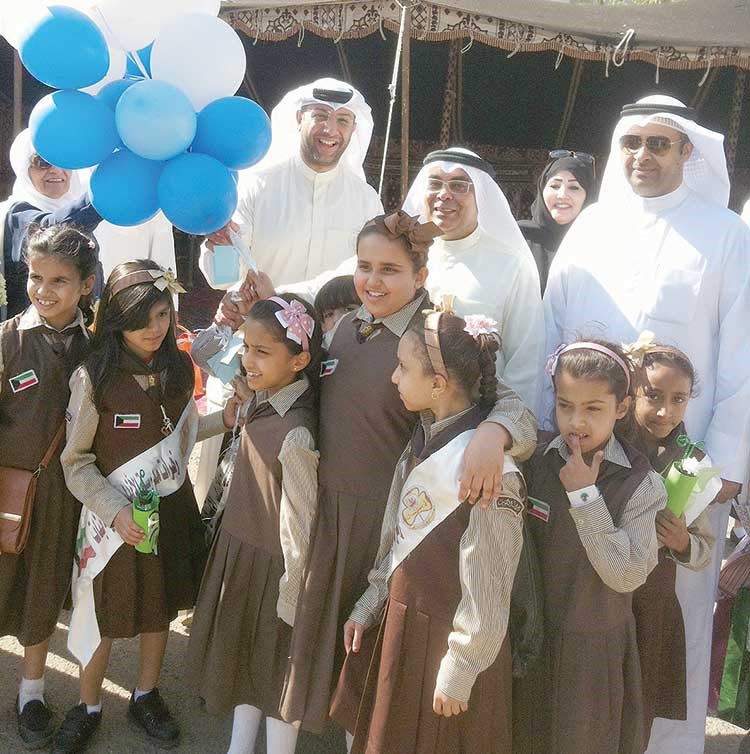 فيصل المقصيد مع الطلبة خلال افتتاح المخيم التدريبي﻿