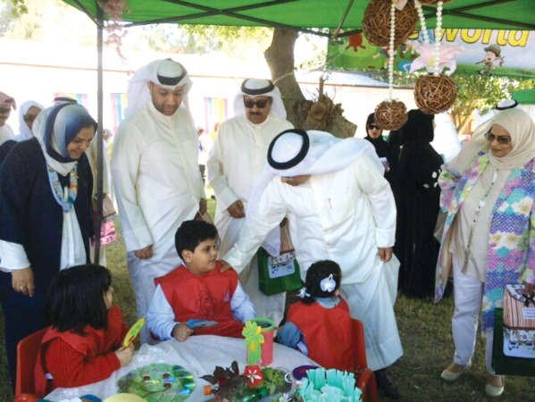 المقصيد متحدثا مع احد الطلبة خلال الاحتفال﻿