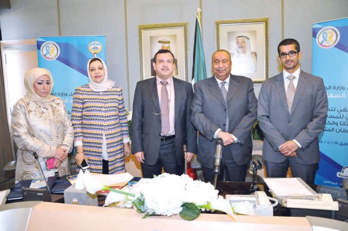 د خالد السهلاوي مع المشاركين في المؤتمر﻿