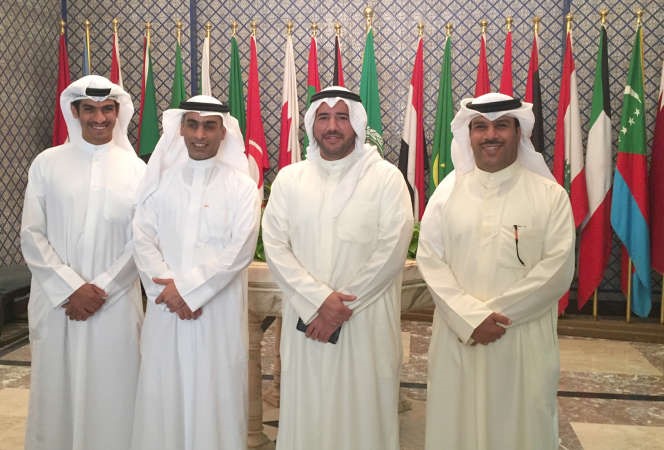 الشيخ عبدالله الاحمد مع عدد من اعضاء وفد الكويت
