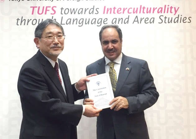 السفير عبدالرحمن العتيبي يهدي رئيس جامعة طوكيو دستور الكويت بالانجليزية وكتاب حقوق الانسان في الكويت﻿