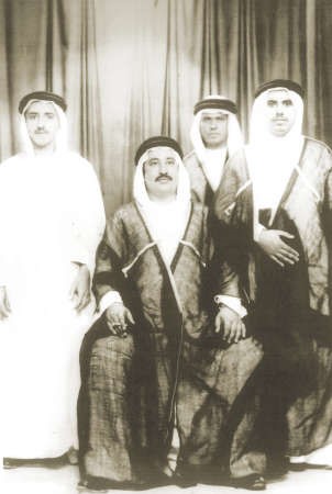 صاحب السمو الامير الشيخ صباح الاحمد مع المغفور لهما سمو الامير الراحل الشيخ جابر الاحمد والشيخ عبدالله المبارك