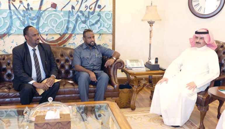 الشيخ مبارك الدعيج مستقبلا عبدالرحيم عدوا ومحمد نظيف