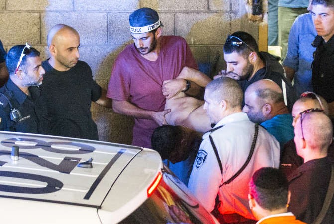 الجيش الاسرائيلي يعتقل فلسطينيا جريحا يعتقد انه منفذ عملية الطعن في تل ابيبافپ ﻿