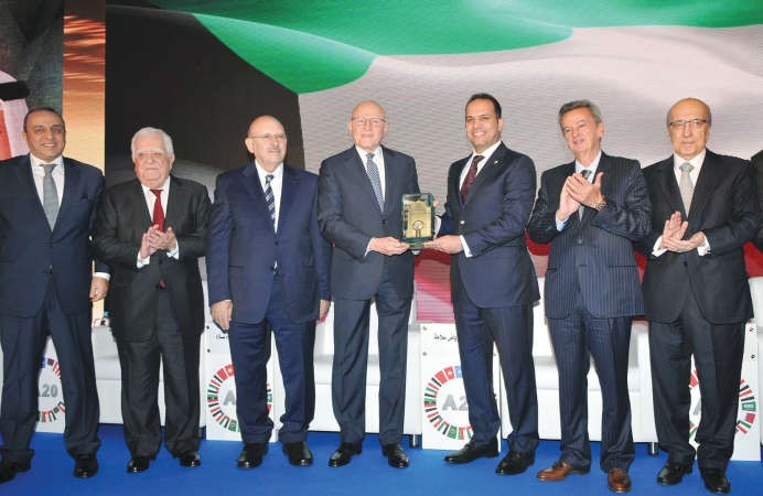 رئيس الحكومة اللبنانية تمام سلام يقدم جائزة افضل محافظ بنك مركزي لـ 2015 للدكتور محمد الهاشل﻿