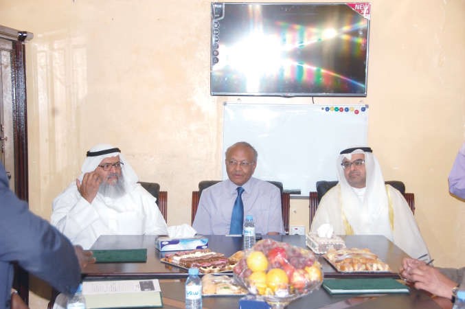 السفير طلال منصور الهاجري ودمحمد الشرهان ووزير الصحة السوداني مامون حميدة عقب توقيع الاتفاقية