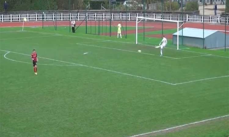 بالفيديو.. لاعب يترك الملعب لكي يتبول.. لتحدث مفاجأة