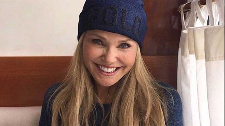 بالصور.. عارضة أزياء عمرها 61 عاماً.. ستعتقد أنها في الثلاثينيات