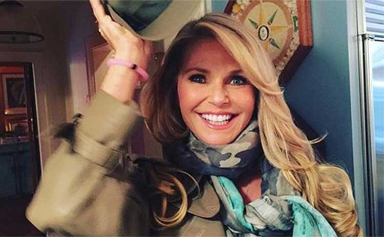 بالصور.. عارضة أزياء عمرها 61 عاماً.. ستعتقد أنها في الثلاثينيات