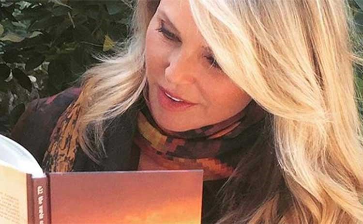 بالصور.. عارضة أزياء عمرها 61 عاماً.. ستعتقد أنها في الثلاثينيات