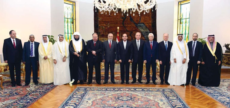 الرئيس المصري عبدالفتاح السيسي خلال لقائه وزراء العدل العرب ويبدو وزير العدل ووزير الاوقاف يعقوب الصانع﻿
