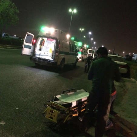 رجال الاسعاف اثناء نقل احد المصابين