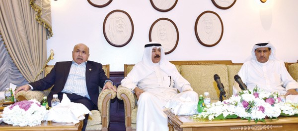 نائب رئيس الوزراء وزير الداخلية الشيخ محمد الخالد خلال زيارته التفقدية الى جهاز امن الدولة امس بحضور الفريق سليمان الفهد واللواء عصام النهام