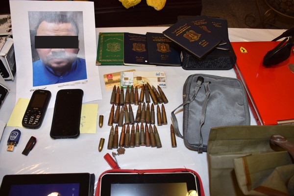 جانب من المضبوطات خلال توقيف الخلية الداعشية وصورة احد اعضائها