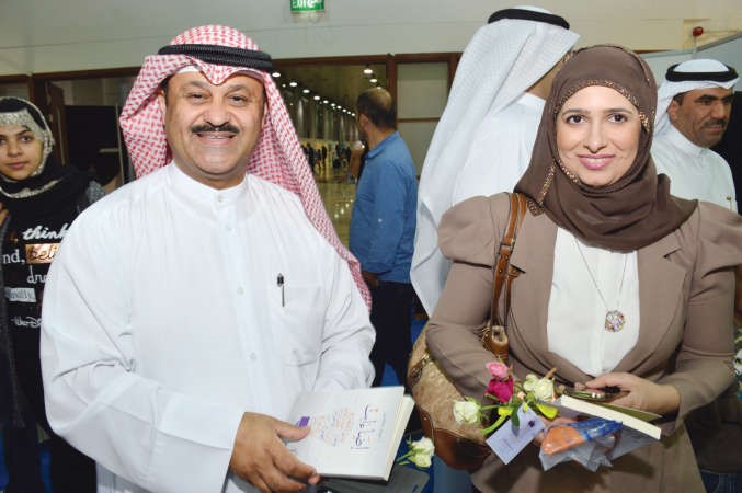 اثنان من زوار معرض الكتاب حرصا على اقتناء كتاب ايمان الخالدي﻿