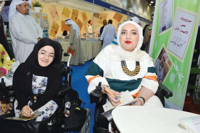  وتهدي احدى صديقاتها من ذوي الاحتياجات الخاصة كتابها الاول﻿