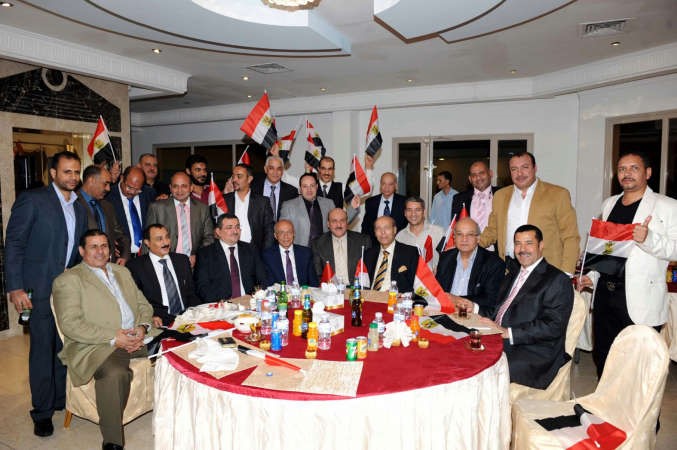 لقطة جماعية لابناء الجالية المصرية خلال حفل العشاء الذي اقيم على شرف اللواء سامح سيف اليزل ووزير الاعلام السابق اسامة هيكل