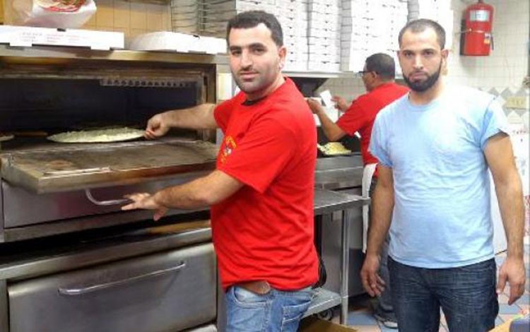 بالفيديو.. منع مسافرين من الصعود إلى طائرة أمريكية لأنهما "تحدثا بالعربية"