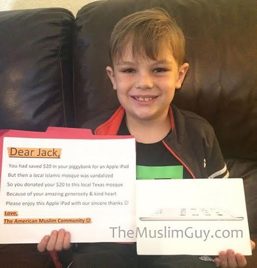 بالصور.. طفل أميركي يتبرع بما في حصالته لترميم مسجد تعرض للتخريب.. وإدارته تكافئه بـ"آيباد"