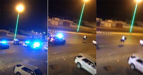 بالفيديو.. رجل أمن سعودي يسيطر على حصان تائه كاد أن يسبب حوادث مرورية 