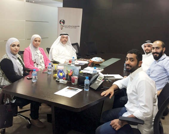 دحسن كمال ومزينب القراشي وعدد من المهندسين خلال اللقاء
