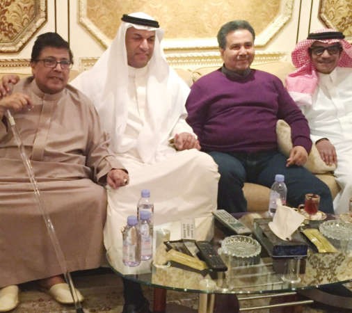 فارس العبدالجليل يتوسط ابو اصيل وفنان العرب ورابح صقر في قصر ابو اصيل في الرياض