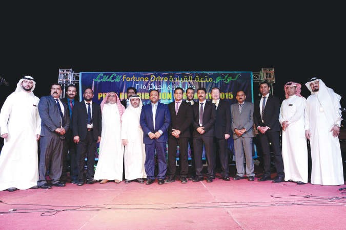 لولو هايبرماركت قدمت الجوائز للفائزين بسحب «فورشن درايف»