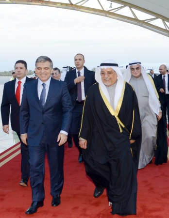 الرئيس التركي السابق عبدالله غول لدى وصوله الى البلاد وفي استقباله الشيخ علي الجراح 