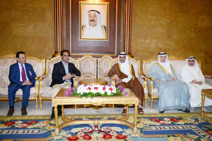رئيس مجلس الامة مرزوق الغانم خلال استقباله رئيس مجلس الامة الباكستاني سردار اياز صادق