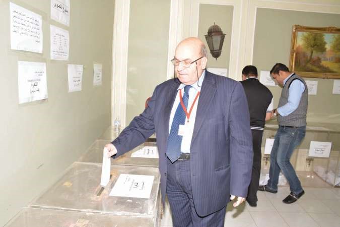 مدير مكتب السفير علي علي يدلي بصوته﻿