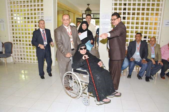 فرق عمل السفارة خلال مساعدة مجموعة من الناخبين﻿