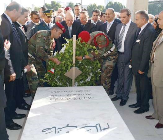 رئيس مجلس الوزراء تمام سلام يضع اكليلا من الزهور على ضريح والده الرئيس صائب سلام في منطقة قصقص محمود الطويل