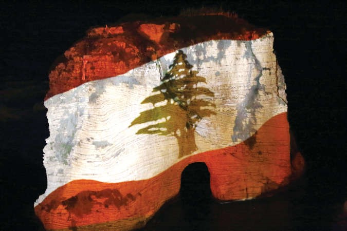 علم لبنان على صخرة الروشة افپ