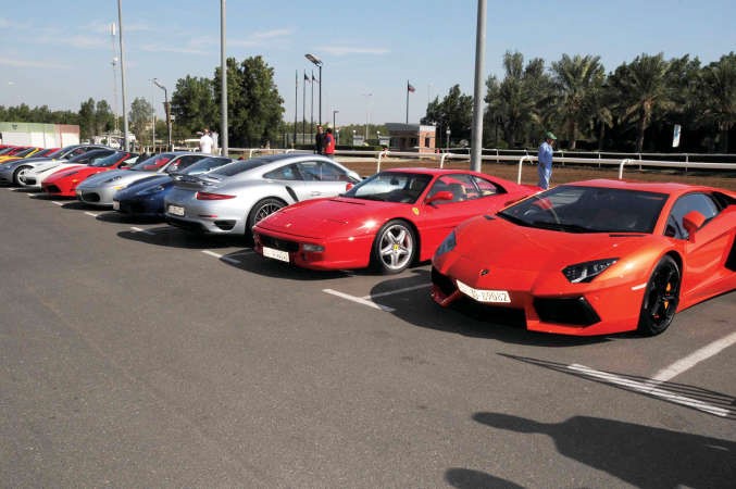 سيارات فخمة تشارك في الحدث