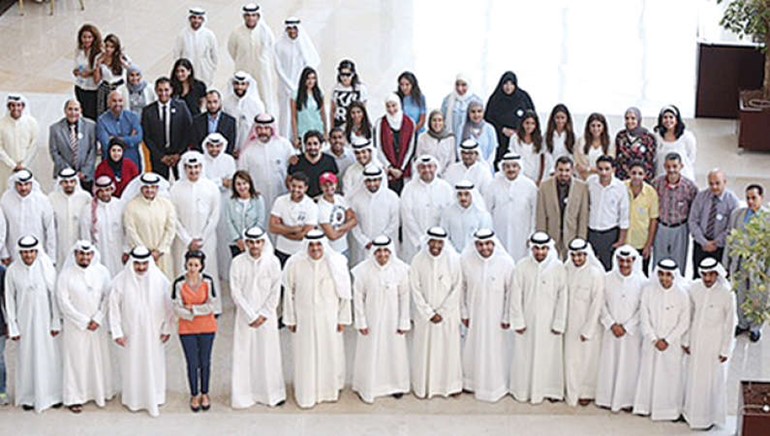 الشيخة زين الصباح في صورة جماعية مع الوزير الشيخ سلمان الحمود ومجموعة من الشباب