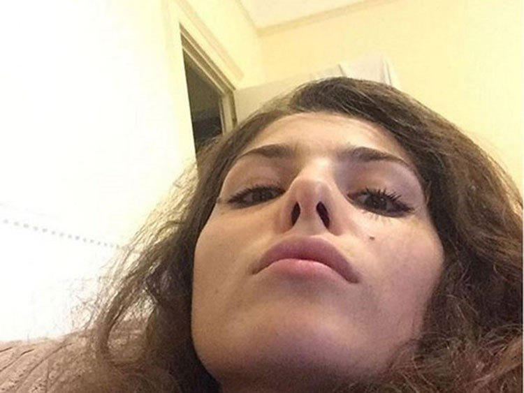 بالصور.. عارضة أزياء بريطانية نشرت صورها العادية على إنستغرام فغادر آلاف المعجبين