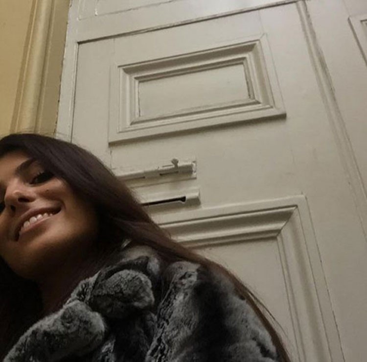 بالصور.. عارضة أزياء بريطانية نشرت صورها العادية على إنستغرام فغادر آلاف المعجبين