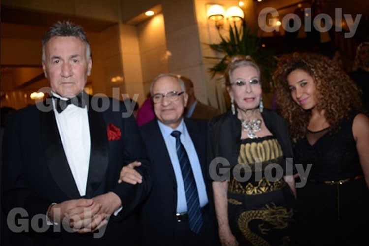 شاهد.. عزت أبو عوف يستعيد صحته في أحدث ظهور مع زوجته الجديدة