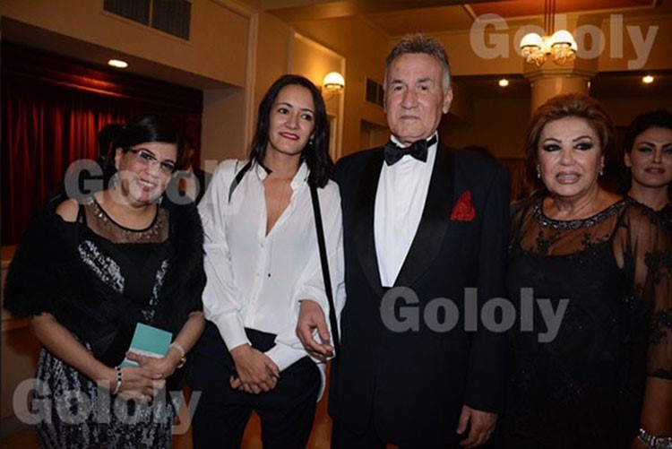 شاهد.. عزت أبو عوف يستعيد صحته في أحدث ظهور مع زوجته الجديدة