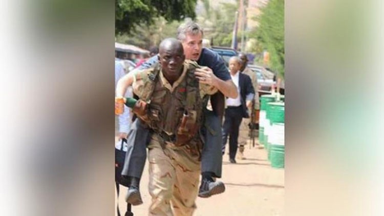 شاهد.. صورة لجندي مالي يحمل سائحا على ظهره تثير الجدل
