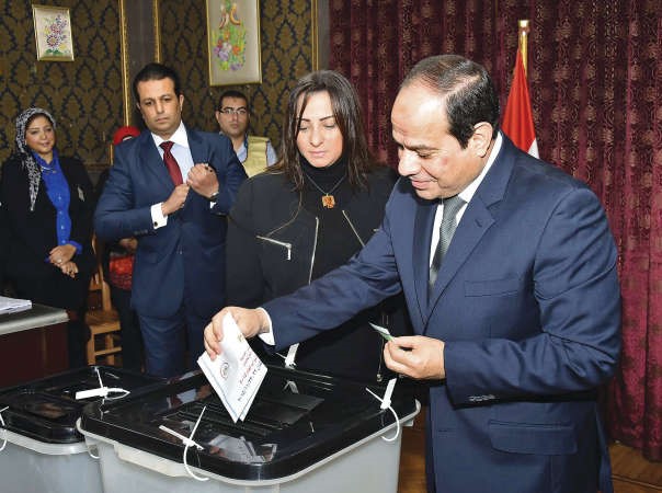 الرئيس المصري عبد الفتاح السيسي خلال الادلاء بصوته لاول مرة اپ