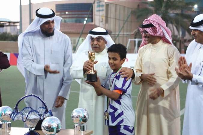 فيصل المقصيد يتوج فريق مدرسة الخليل بن احمد﻿