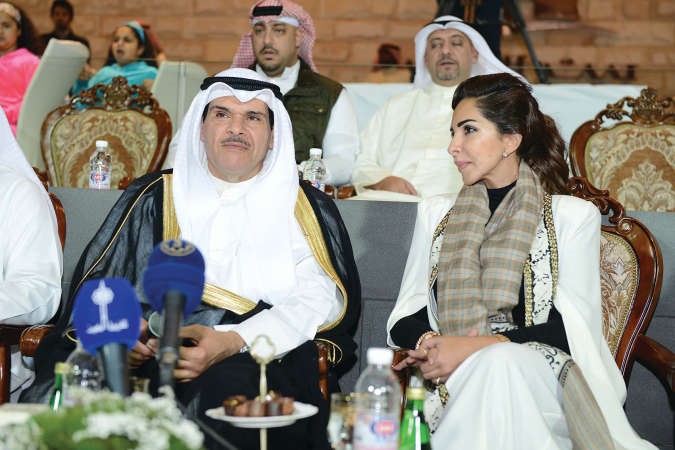 ممثل سمو ولي العهد وزير الاعلام والشباب الشيخ سلمان الحمود مع الشيخة سارة الصباحقاسم باشا