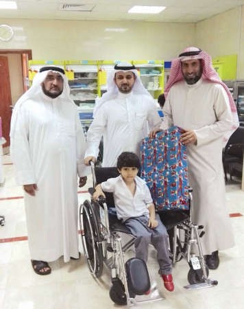 الانصاري والكفيف يقدمان هدية لاحد الاطفال المرضى﻿