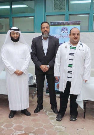 فهد الحجيلان مع الفريق الطبي خلال المشاركة في اليوم العالمي للسكر﻿