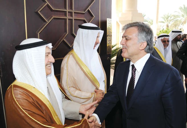  المستشار محمد ابو الحسن مصافحا غول ويبدو ديوسف الابراهيم والشيخ علي الجراح ﻿