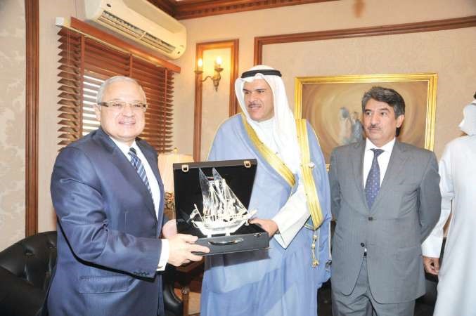 درع تكريمية من الشيخ سلمان الحمود الى د هشام زعزوع ناصر عبد السيد 
