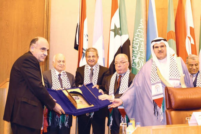 الشيخ سلمان الحمود ود نبيل العربي ووزيرا الثقافة والرياضة المصريان خلال حفل التكريم